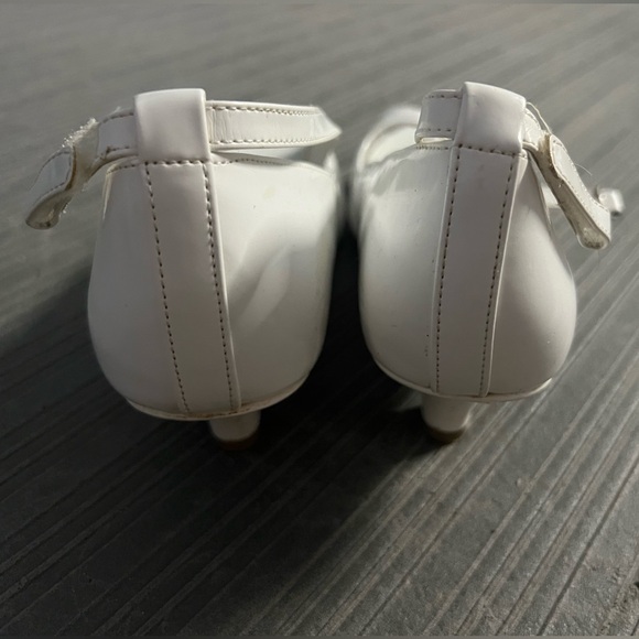 Worn Only Once! American Eagle Outfitters Girl's White Peep Toe Heels - Picture 3 of 4